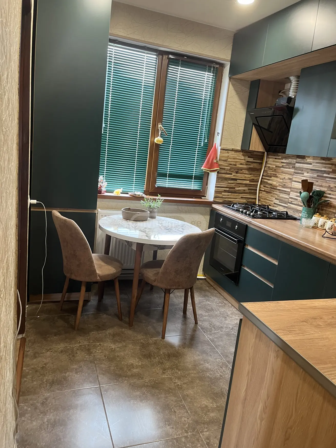  Продается 5 комнатная  Квартира в Исани  на пр. Бери Габриел салоси 