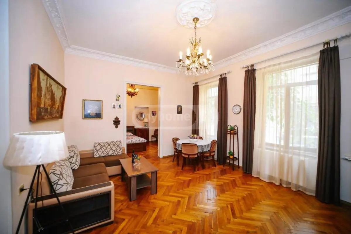  Продается 3 комнатная  Квартира на Мтацминда  (Старый Тбилиси)  на ул. бр. Зубалашвили 