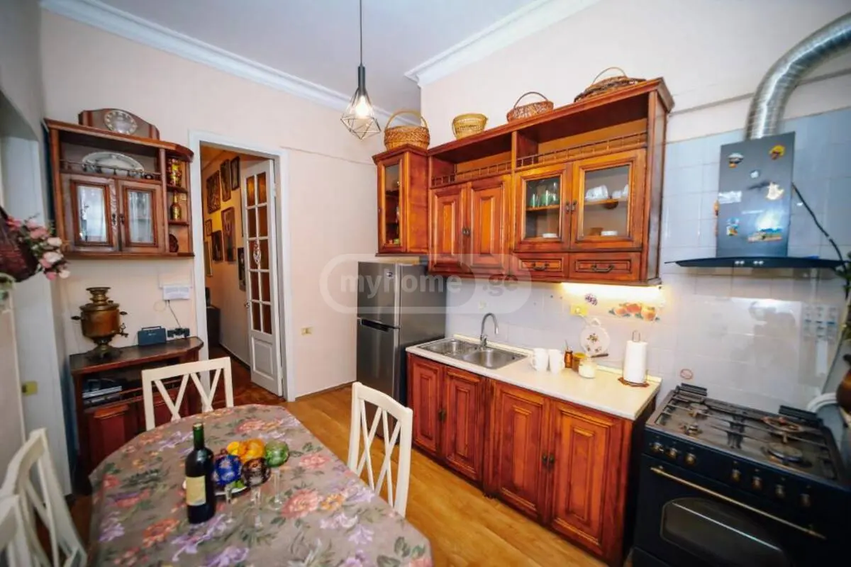  Продается 3 комнатная  Квартира на Мтацминда  (Старый Тбилиси)  на ул. бр. Зубалашвили 