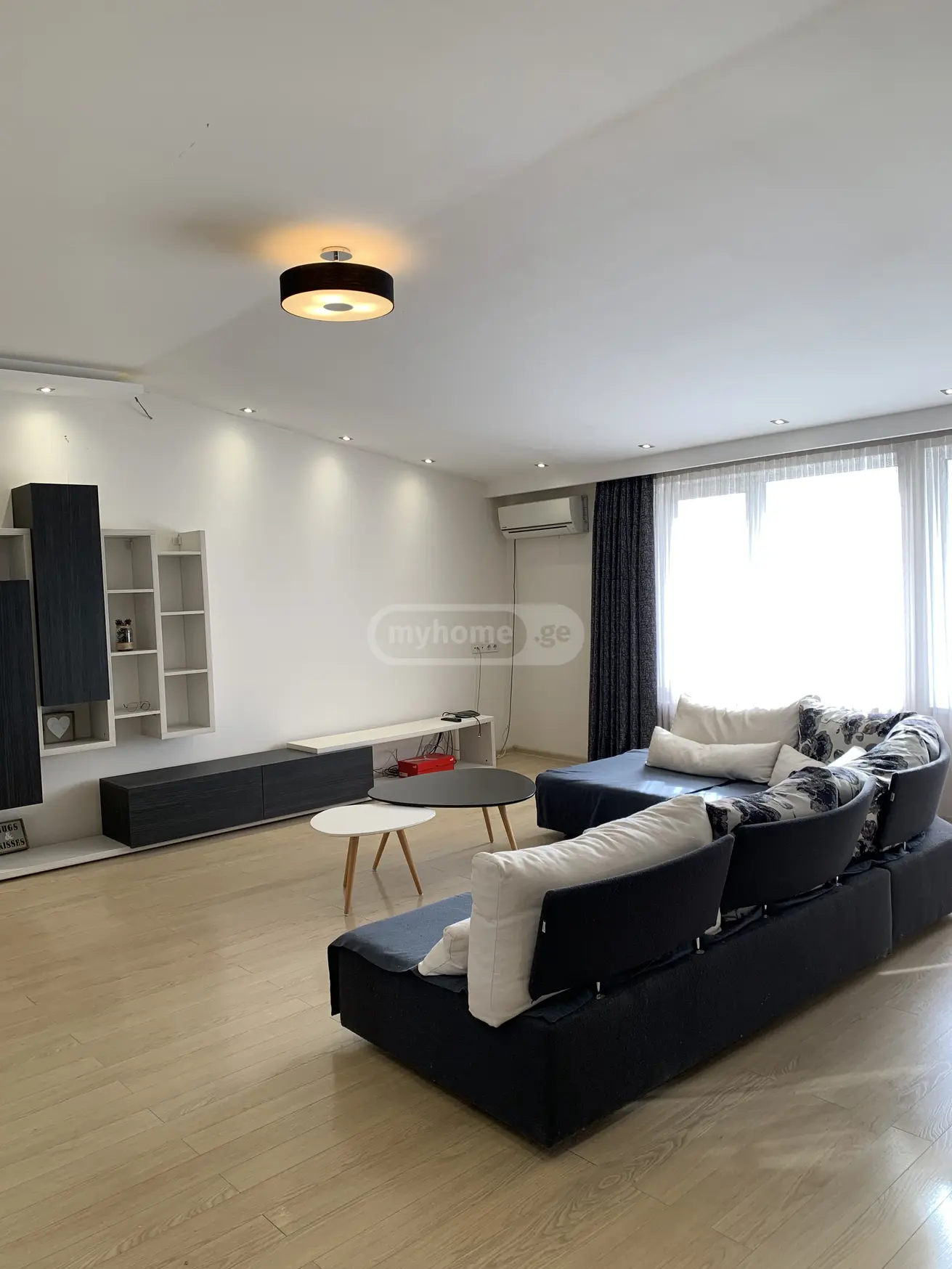  ქირავდება 3 ოთახიანი  ბინა საბურთალოზე  ბერბუკის ქუჩაზე 