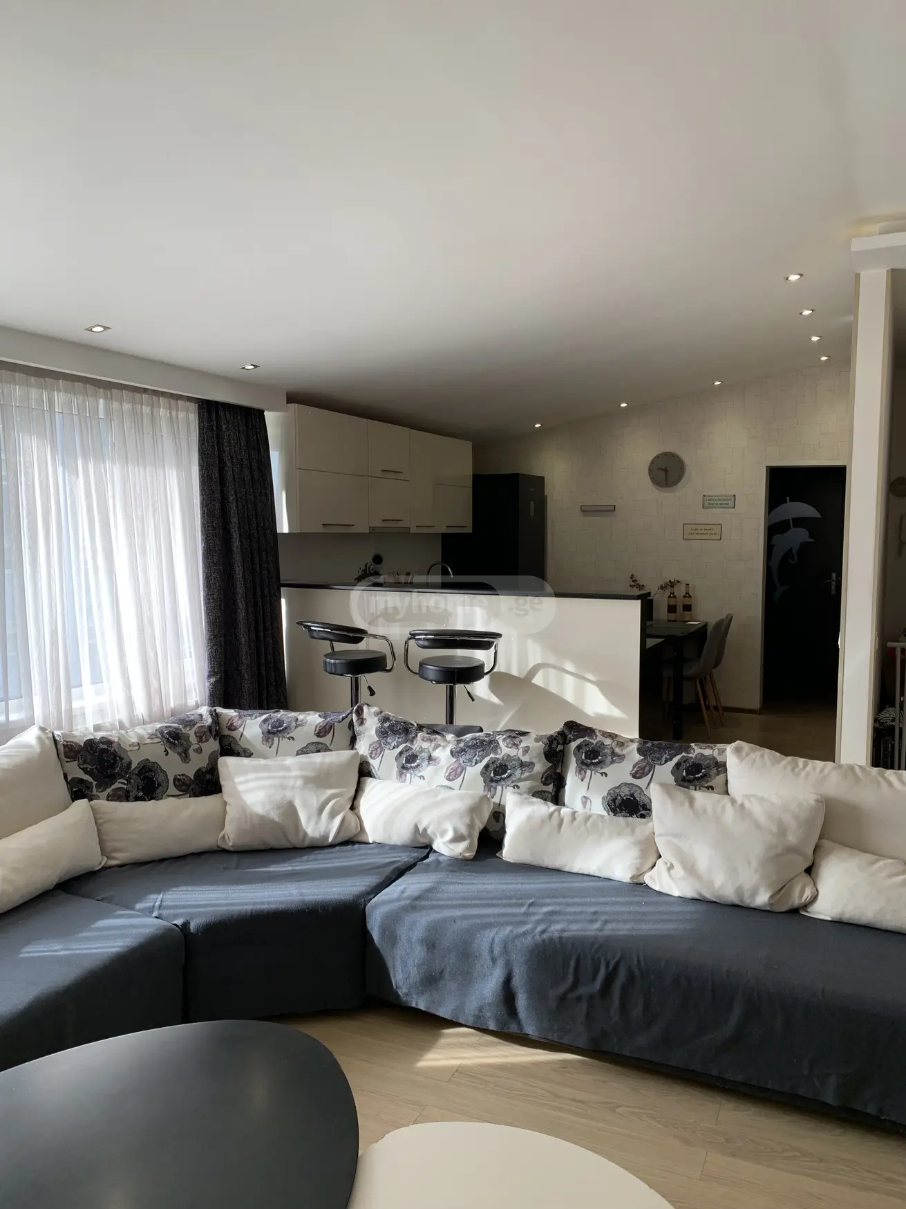  ქირავდება 3 ოთახიანი  ბინა საბურთალოზე  ბერბუკის ქუჩაზე 