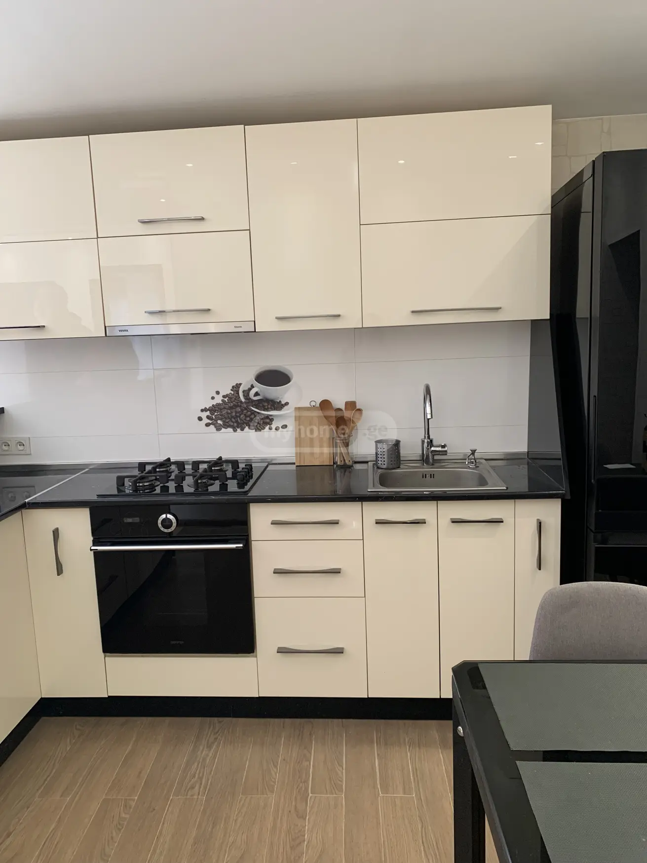  ქირავდება 3 ოთახიანი  ბინა საბურთალოზე  ბერბუკის ქუჩაზე 