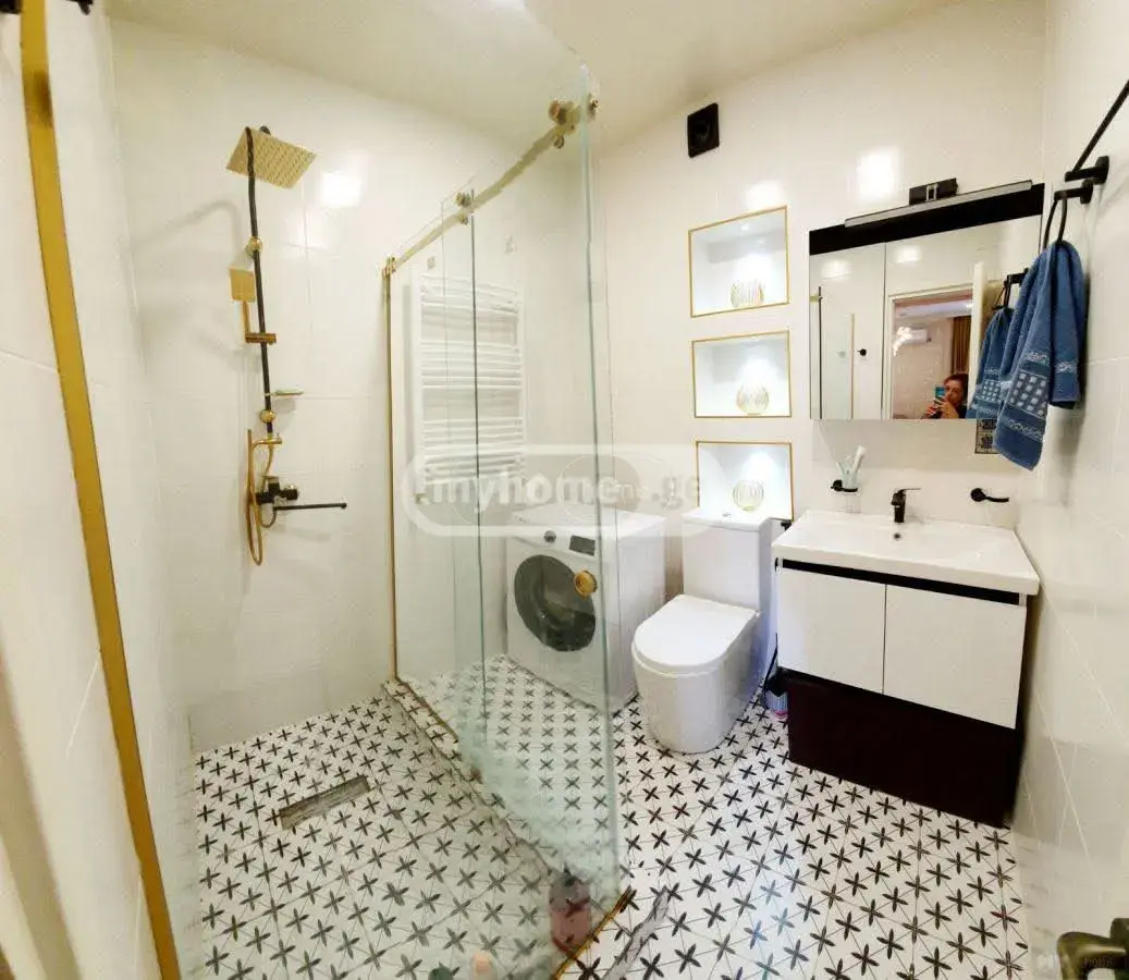  იყიდება 4 ოთახიანი  ბინა ორთაჭალაში  არტურ ლაისტის ქუჩაზე 