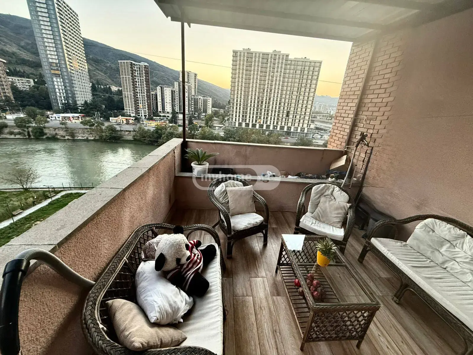  იყიდება 4 ოთახიანი  ბინა ორთაჭალაში  არტურ ლაისტის ქუჩაზე 