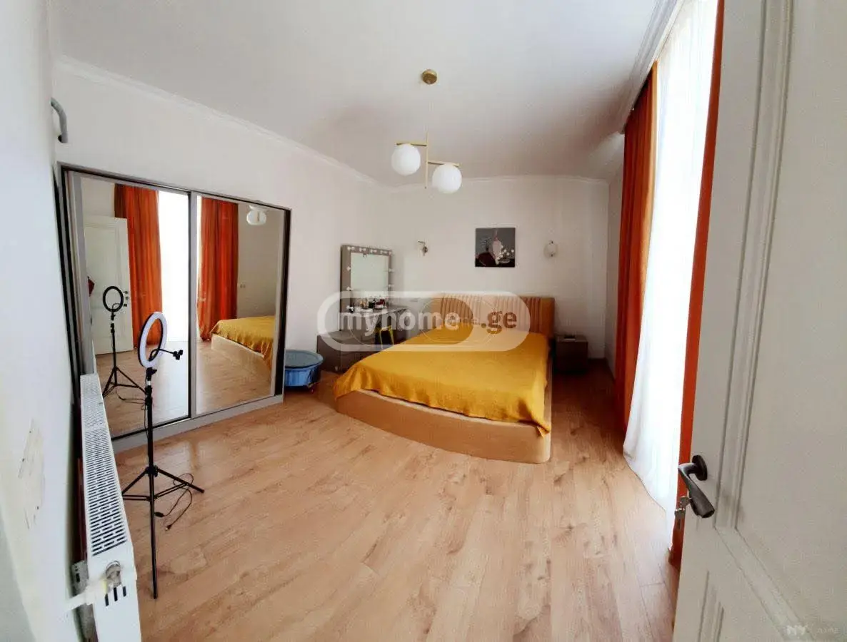  იყიდება 4 ოთახიანი  ბინა ორთაჭალაში  არტურ ლაისტის ქუჩაზე 