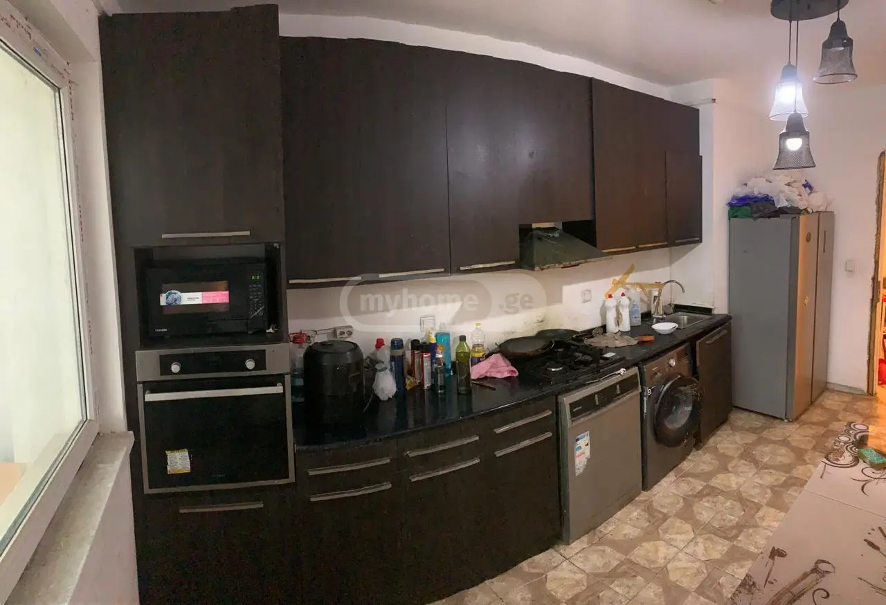  იყიდება 3 ოთახიანი  ბინა ისანში