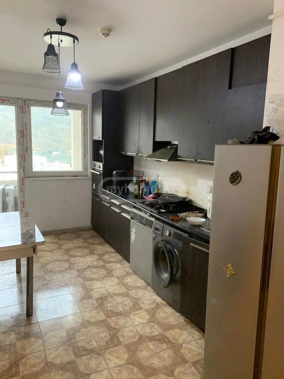  იყიდება 3 ოთახიანი  ბინა ისანში