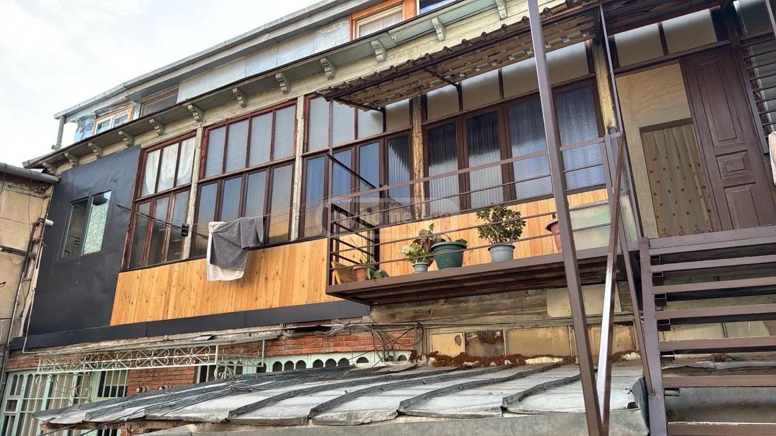  იყიდება 5 ოთახიანი  ბინა სოლოლაკში (ძველ თბილისში)  საიათნოვას ქუჩაზე 