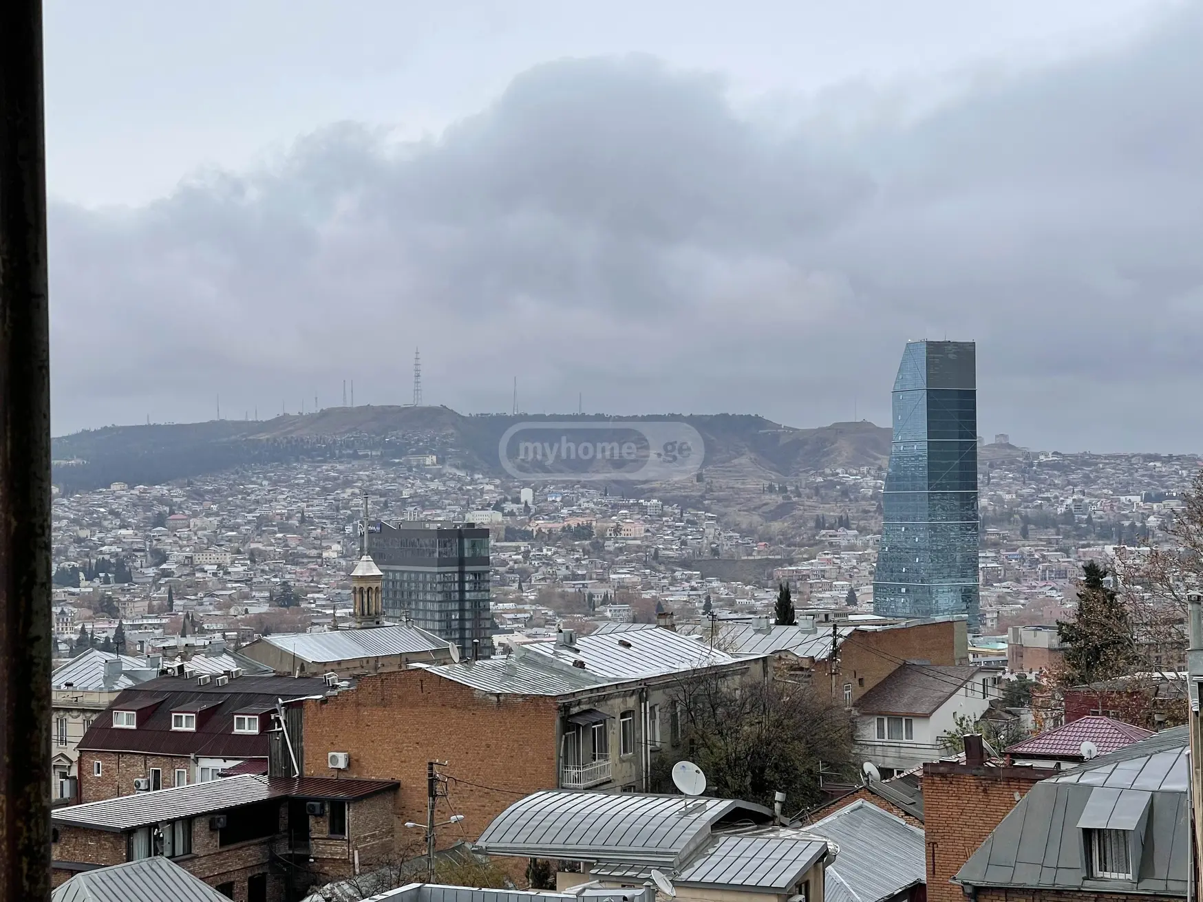  Продается 5 комнатная  Квартира на Вера  на ул. Гуниа 