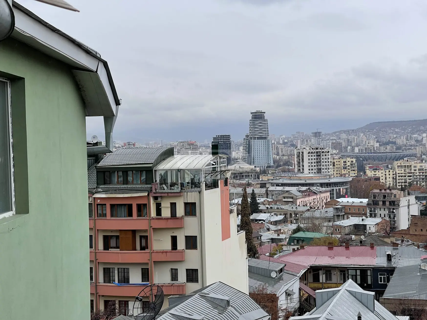  Продается 5 комнатная  Квартира на Вера  на ул. Гуниа 