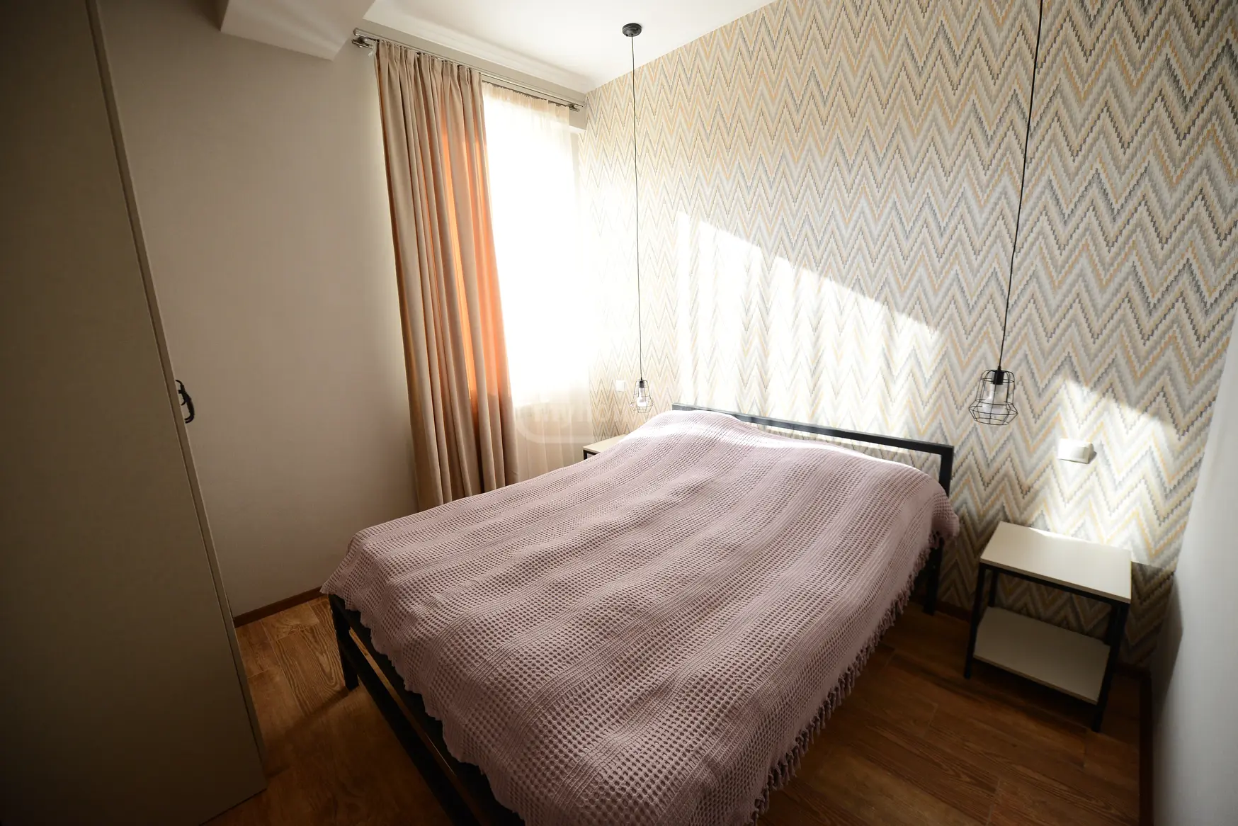  იყიდება 2 ოთახიანი  ბინა საბურთალოზე  მინდელის ქუჩაზე 