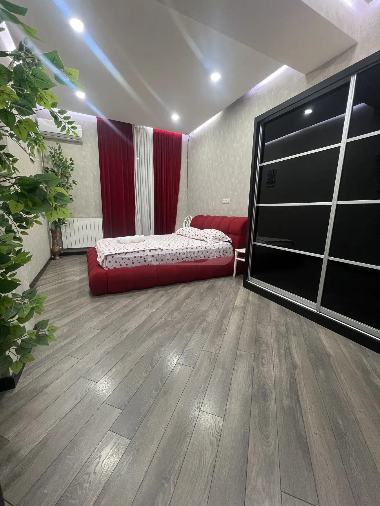  ქირავდება 2 ოთახიანი  ბინა საბურთალოზე  სააკაძის მოედანზე 