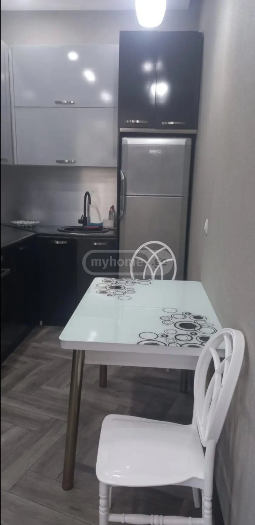  ქირავდება 2 ოთახიანი  ბინა საბურთალოზე  სააკაძის მოედანზე 