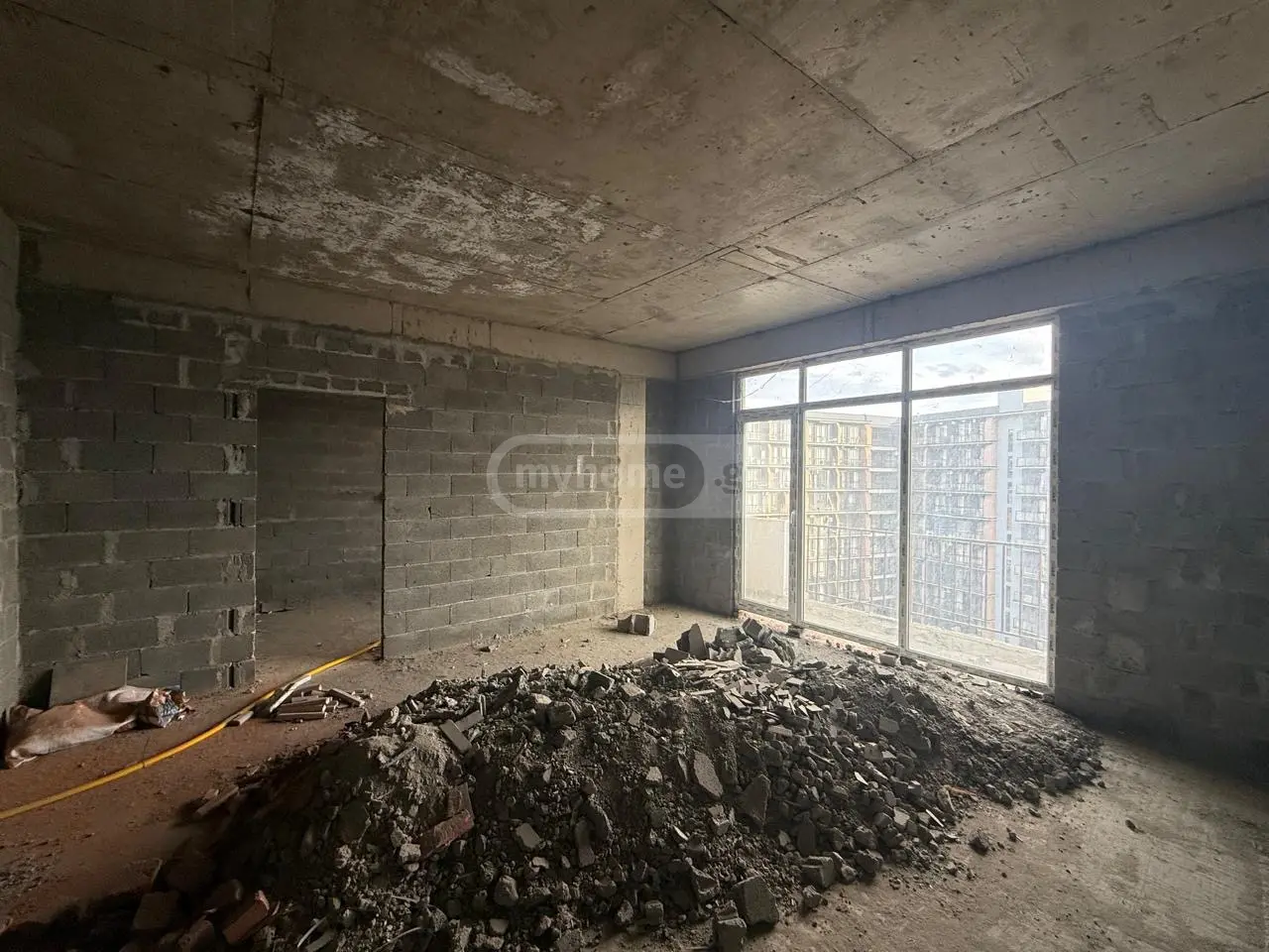  იყიდება 4 ოთახიანი  ბინა ნუცუბიძის პლატოზე