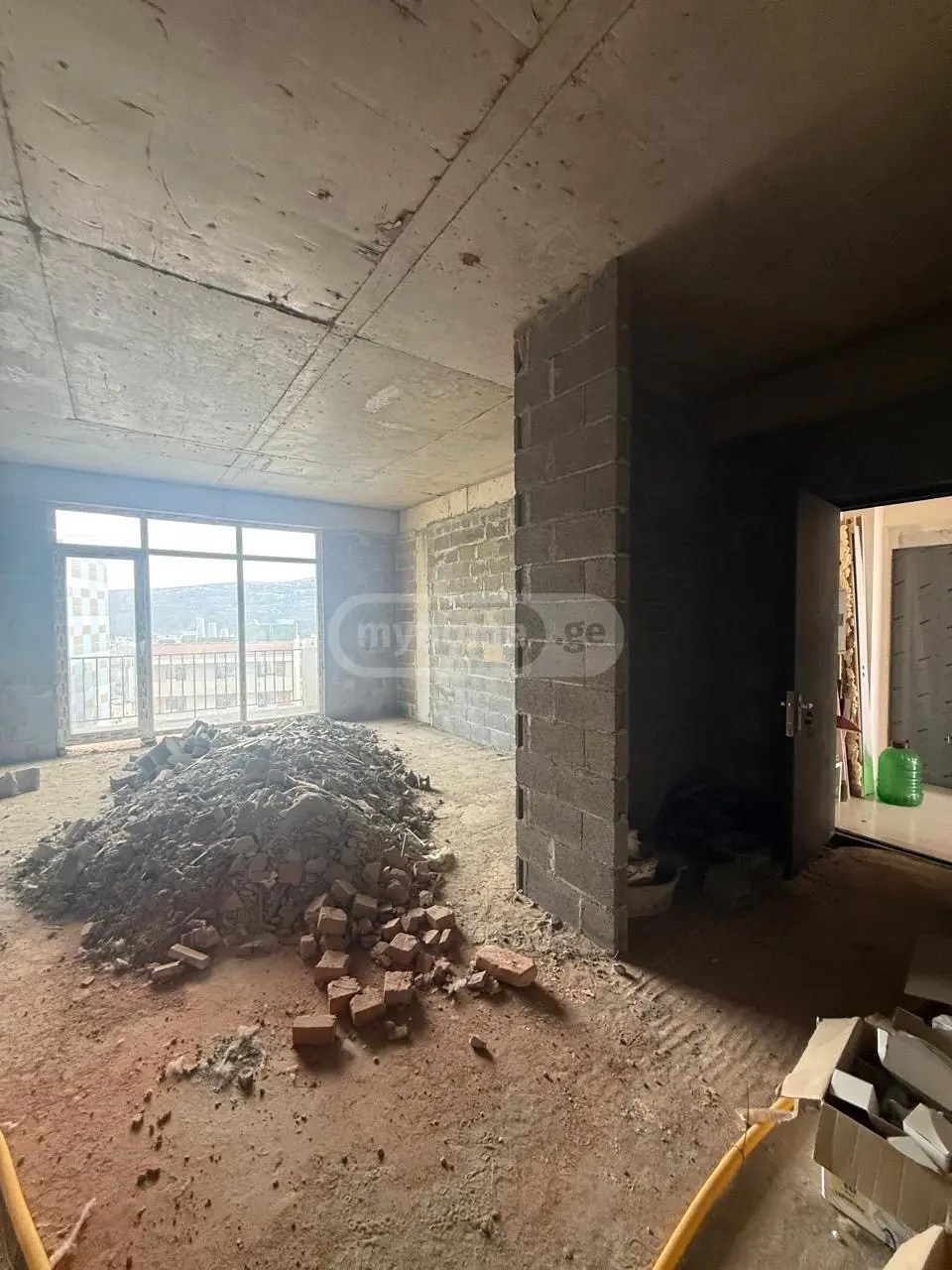  იყიდება 4 ოთახიანი  ბინა ნუცუბიძის პლატოზე