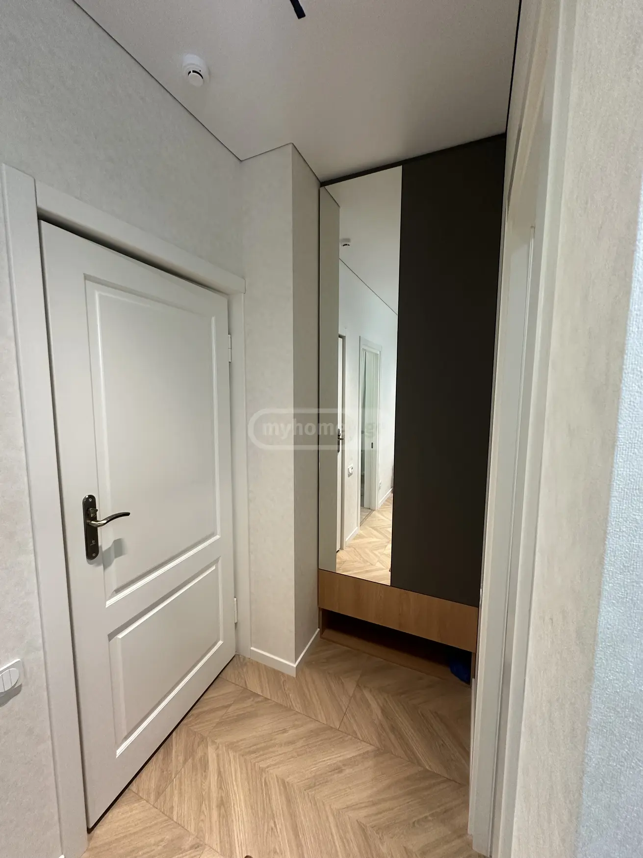  ქირავდება 2 ოთახიანი  ბინა საბურთალოზე  ბურძგლას ქუჩაზე 