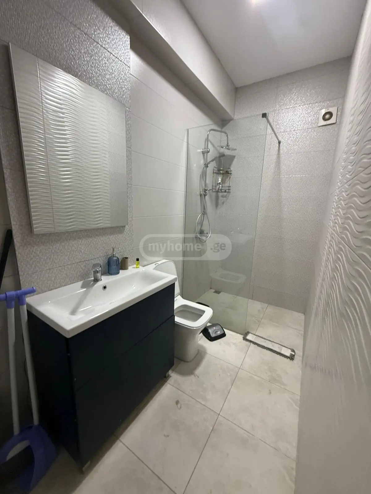  ქირავდება 2 ოთახიანი  ბინა საბურთალოზე  მიროტაძის ქუჩაზე 