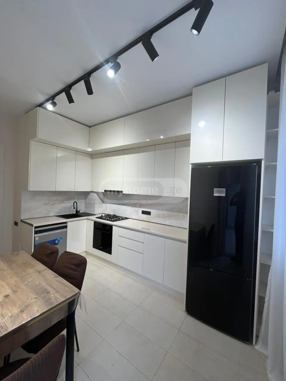  ქირავდება 2 ოთახიანი  ბინა საბურთალოზე  ბახტრიონის ქუჩაზე 