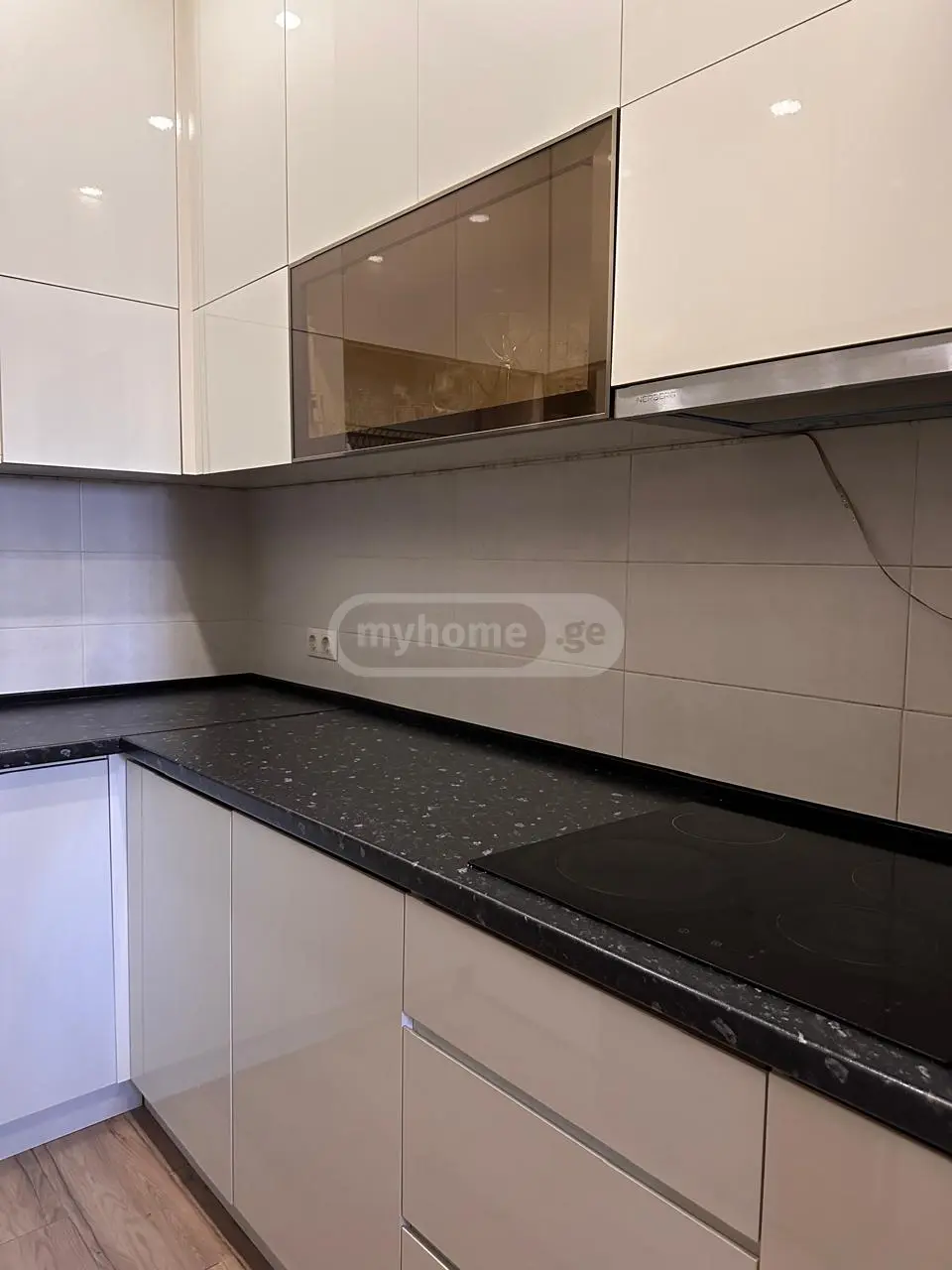  იყიდება 2 ოთახიანი  ბინა საბურთალოზე  მინდელის ქუჩაზე 