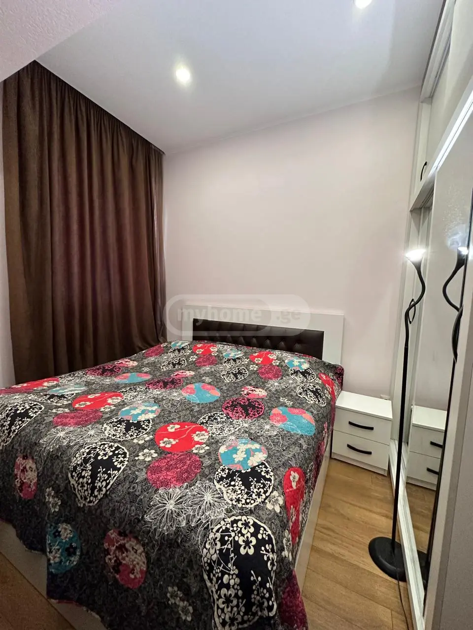  იყიდება 2 ოთახიანი  ბინა საბურთალოზე  მინდელის ქუჩაზე 