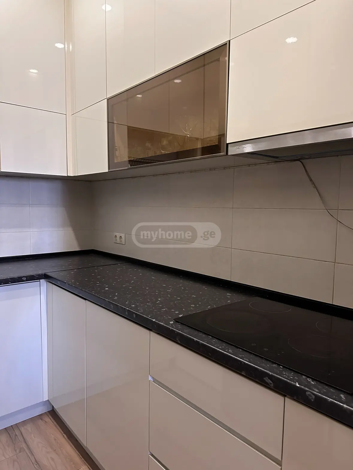  იყიდება 2 ოთახიანი  ბინა საბურთალოზე  ანა პოლიტკოვსკაიას ქუჩაზე 