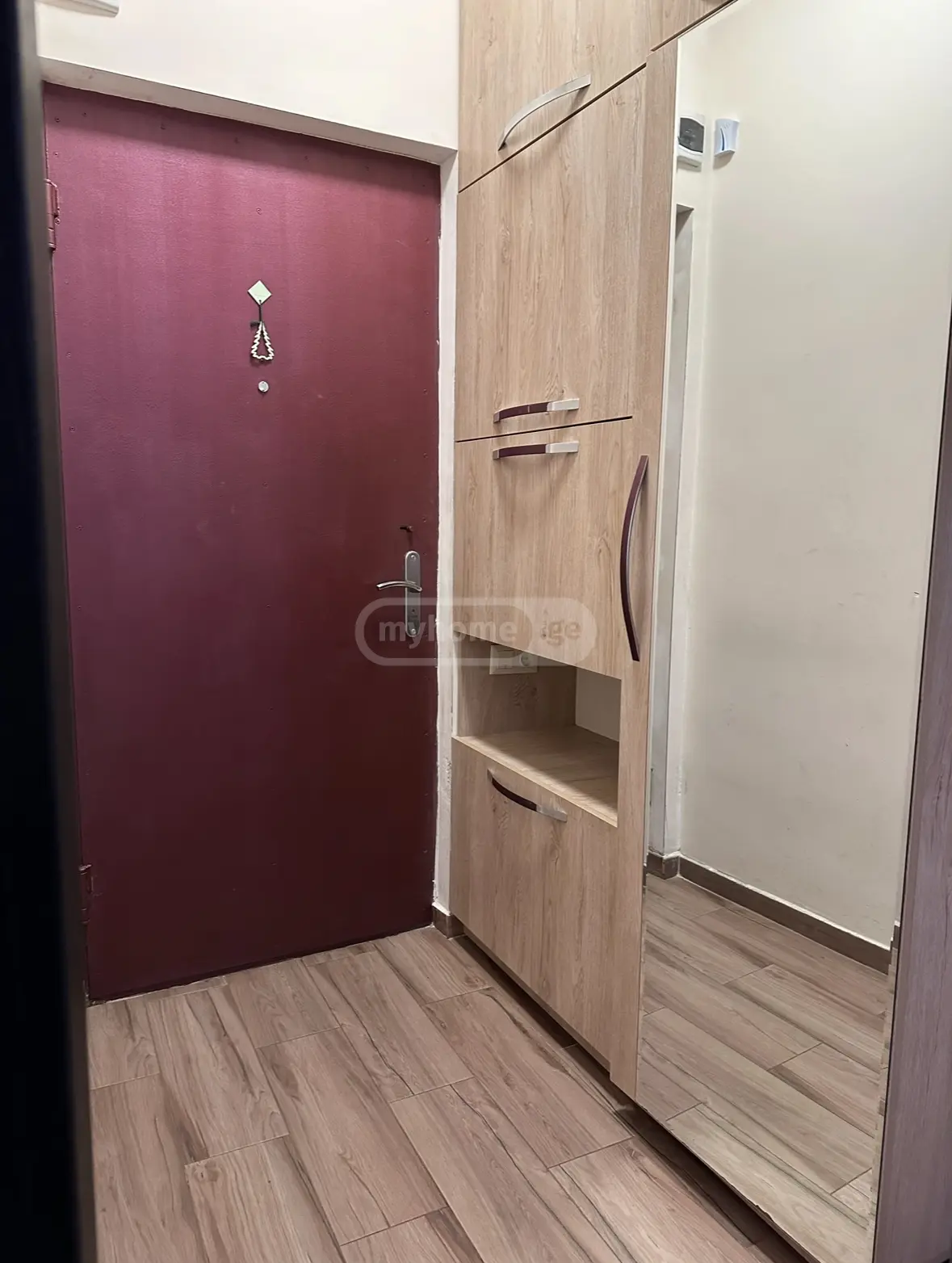  იყიდება 2 ოთახიანი  ბინა საბურთალოზე  ანა პოლიტკოვსკაიას ქუჩაზე 