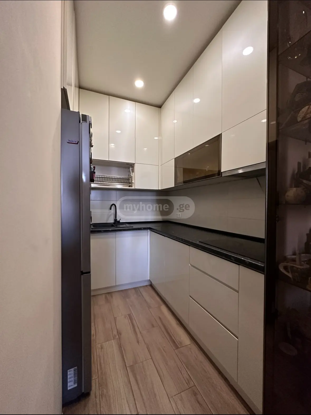  იყიდება 2 ოთახიანი  ბინა საბურთალოზე  ანა პოლიტკოვსკაიას ქუჩაზე 