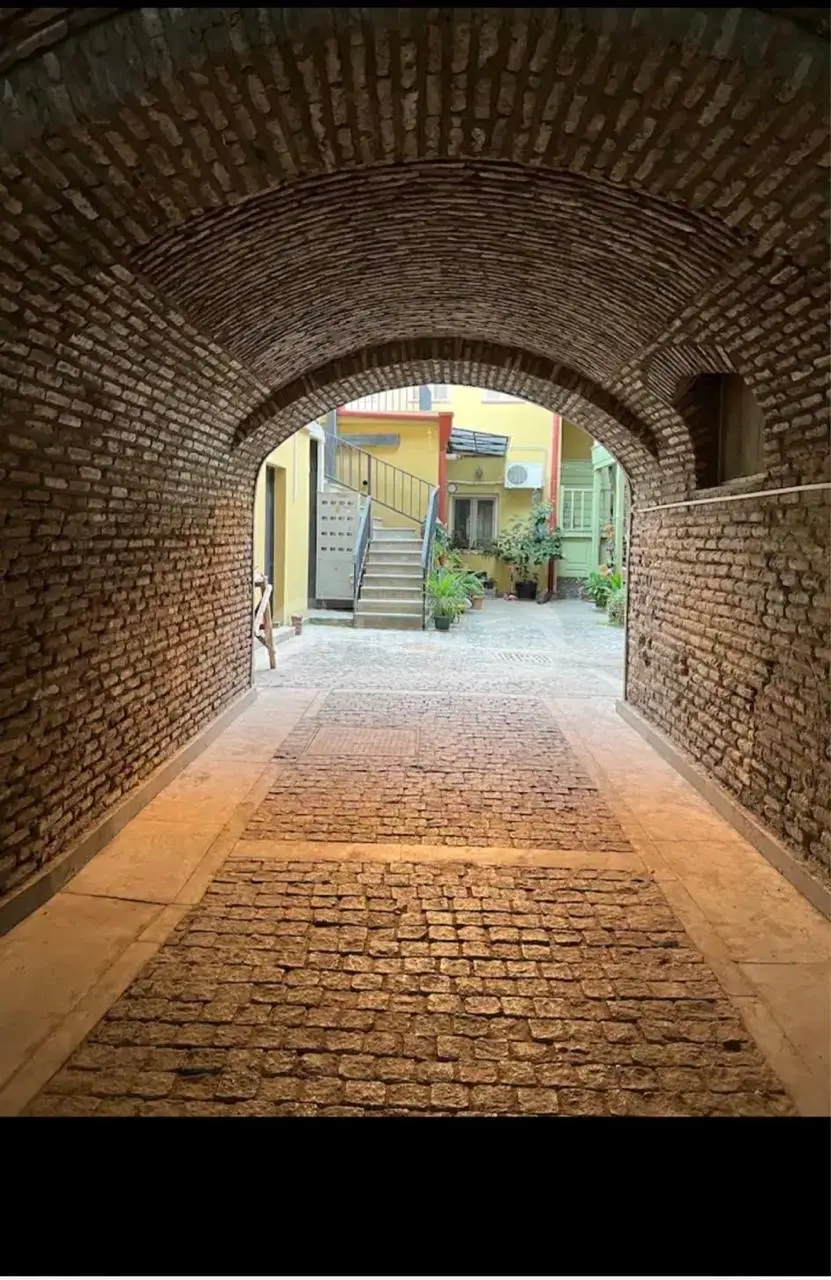  For Rent 4 room  Apartment in Mtatsminda dist. (Old Tbilisi)  in Atoneli st. 