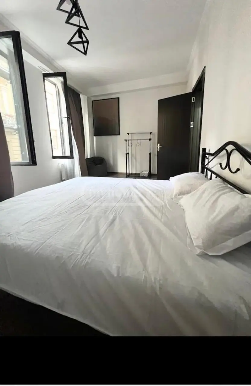  ქირავდება 4 ოთახიანი  ბინა მთაწმინდაზე (ძველ თბილისში)  ათონელის ქუჩაზე 