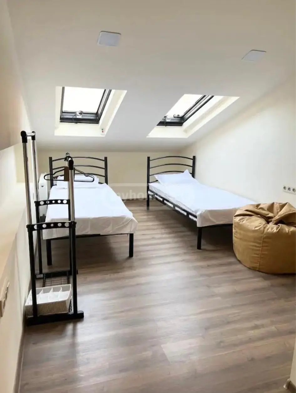  ქირავდება 4 ოთახიანი  ბინა მთაწმინდაზე (ძველ თბილისში)  ათონელის ქუჩაზე 