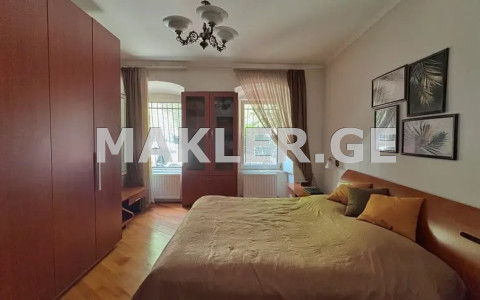  Продается 3 комнатная  Квартира на Мтацминда  (Старый Тбилиси)  на ул. Бр. Какабадзе 