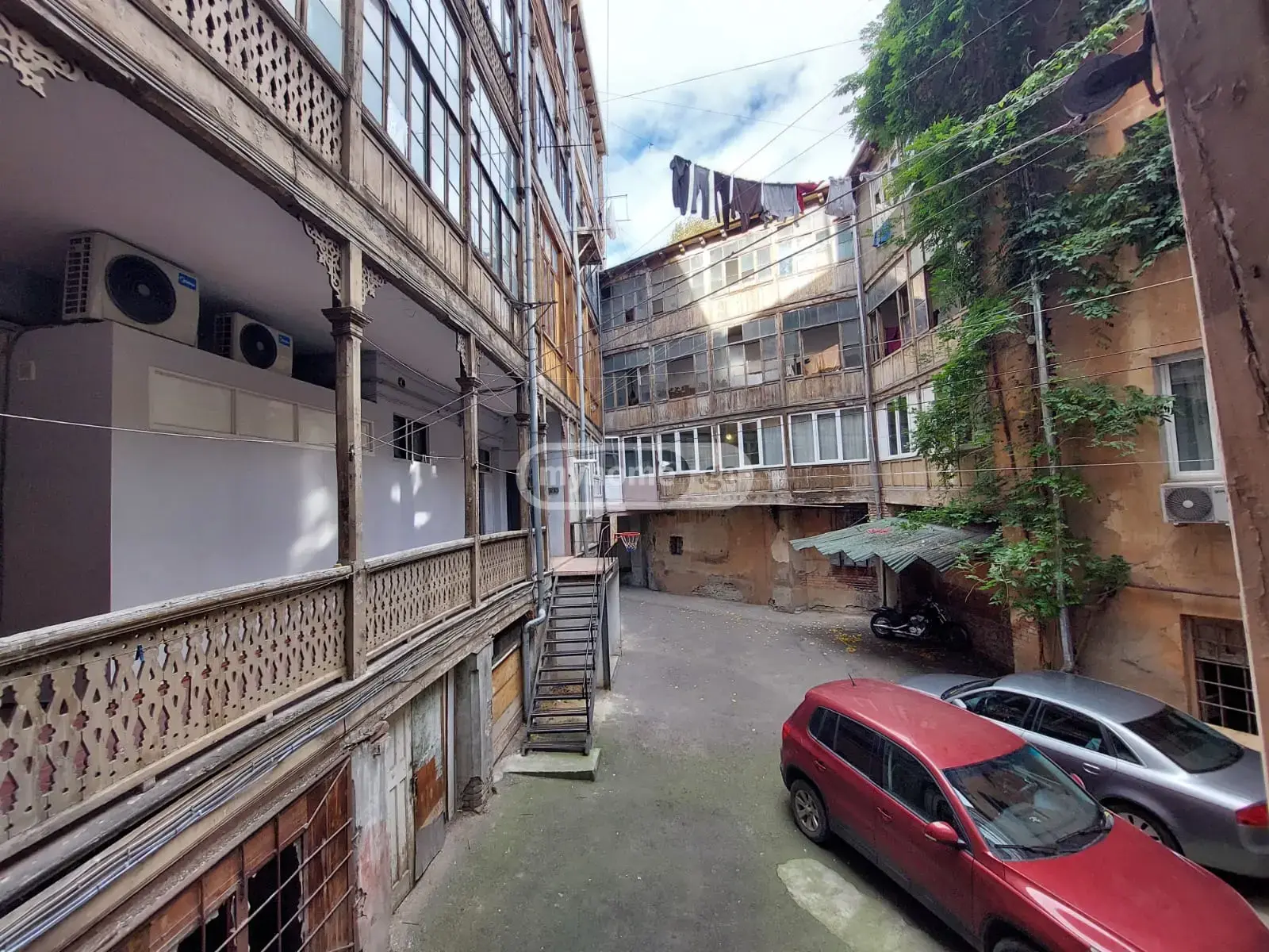  იყიდება 3 ოთახიანი  ბინა სოლოლაკში (ძველ თბილისში)  იაშვილის ქუჩაზე 