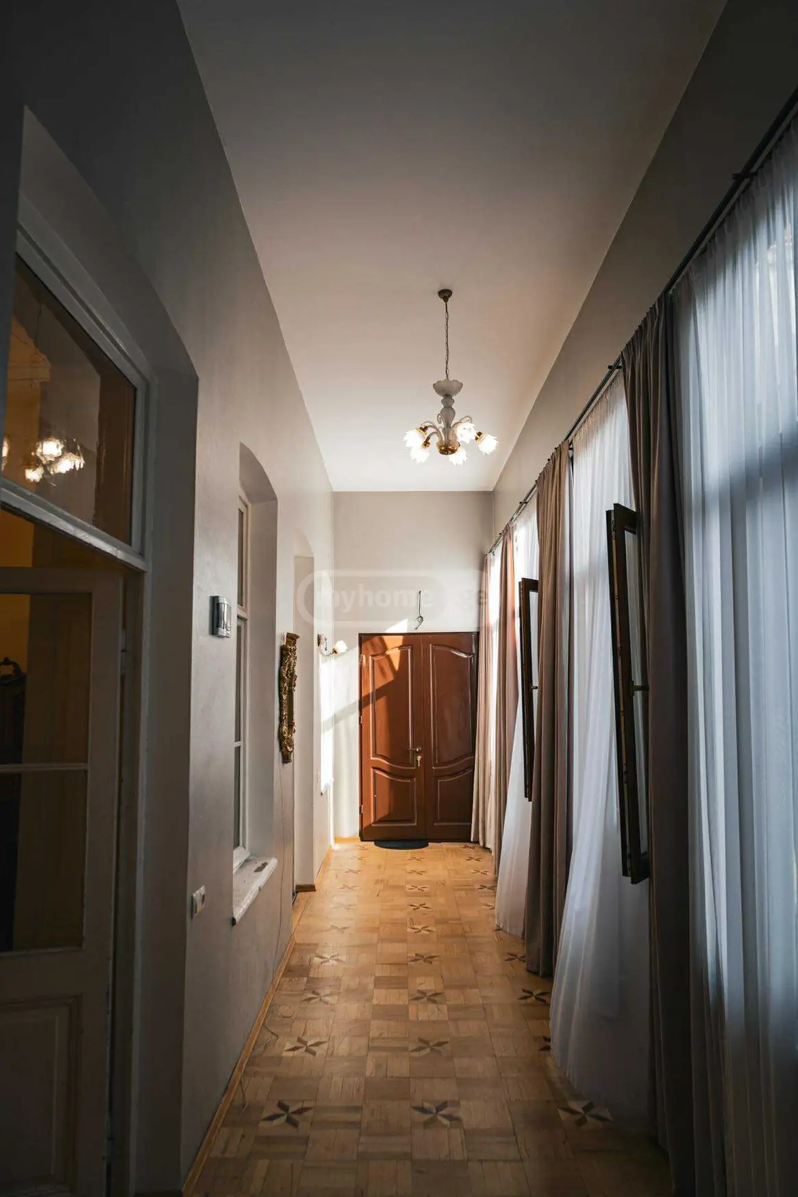  იყიდება 4 ოთახიანი  ბინა მთაწმინდაზე (ძველ თბილისში)  მტკვრის ქუჩაზე 