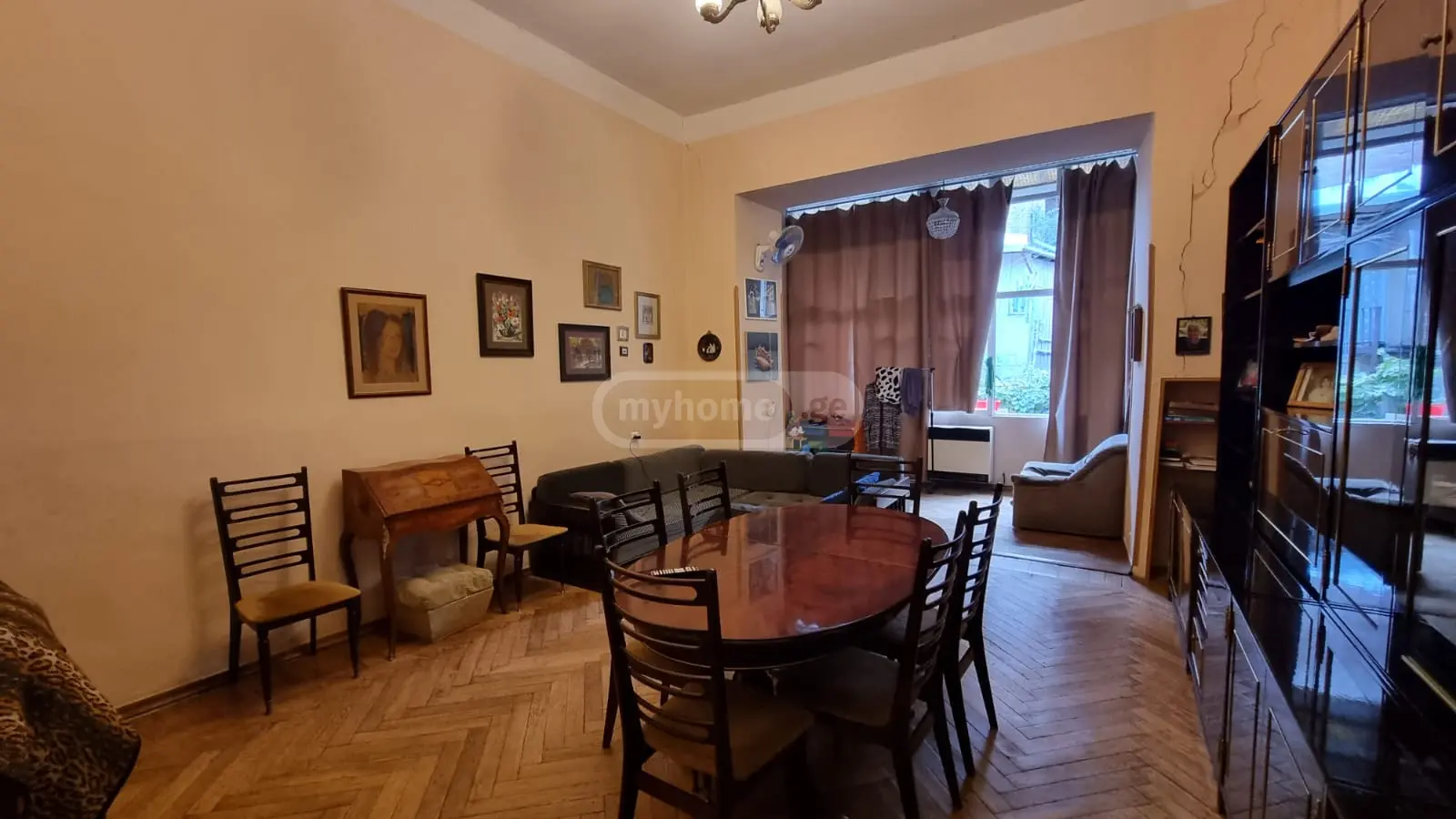  იყიდება 8 ოთახიანი  ბინა მთაწმინდაზე (ძველ თბილისში)  პ. კაკაბაძის ქუჩაზე 