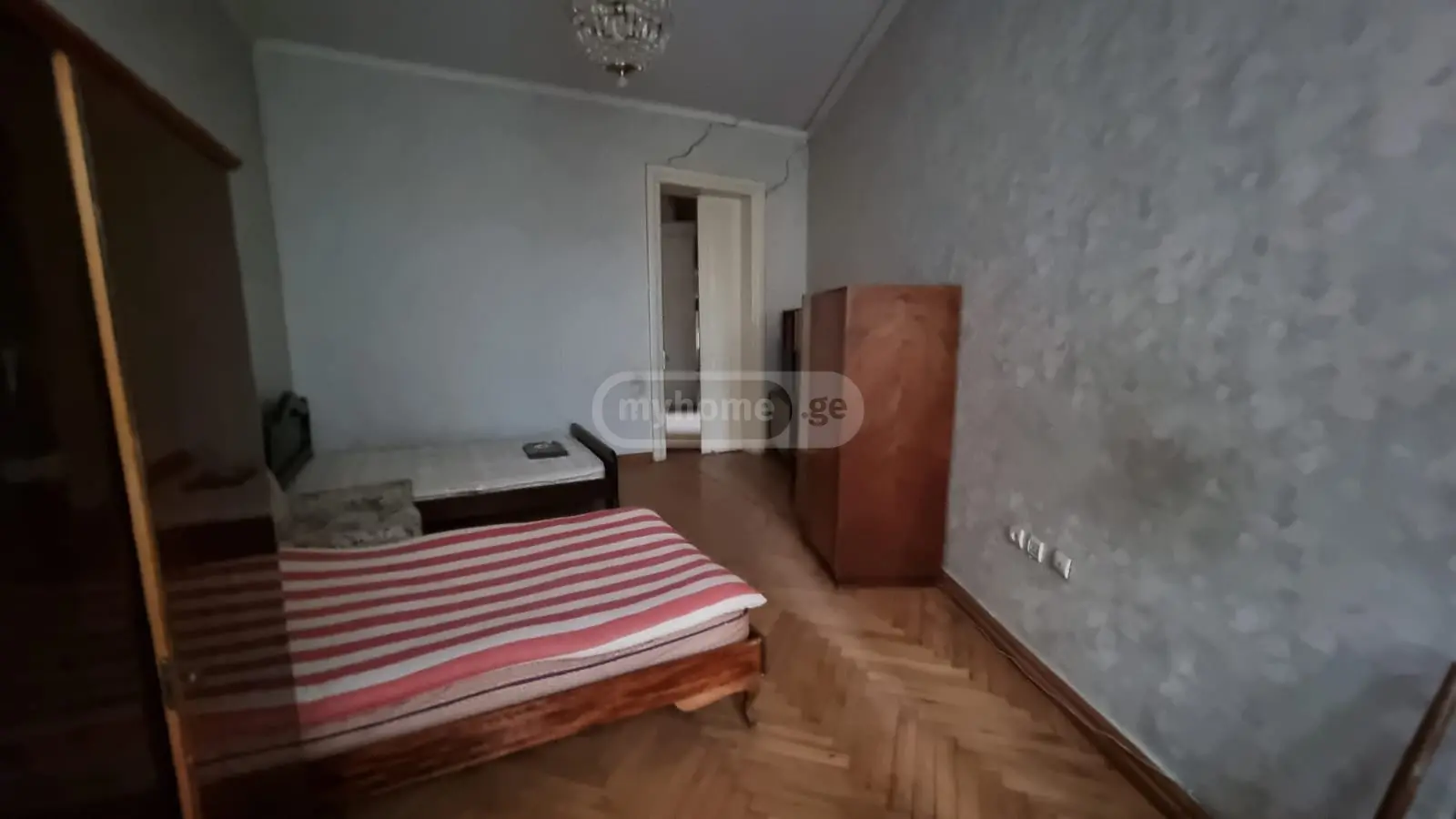  იყიდება 8 ოთახიანი  ბინა მთაწმინდაზე (ძველ თბილისში)  პ. კაკაბაძის ქუჩაზე 