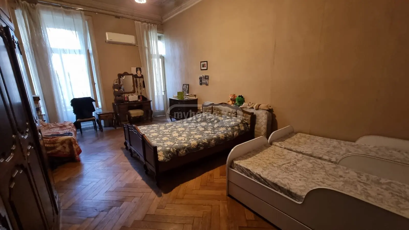  იყიდება 8 ოთახიანი  ბინა მთაწმინდაზე (ძველ თბილისში)  პ. კაკაბაძის ქუჩაზე 