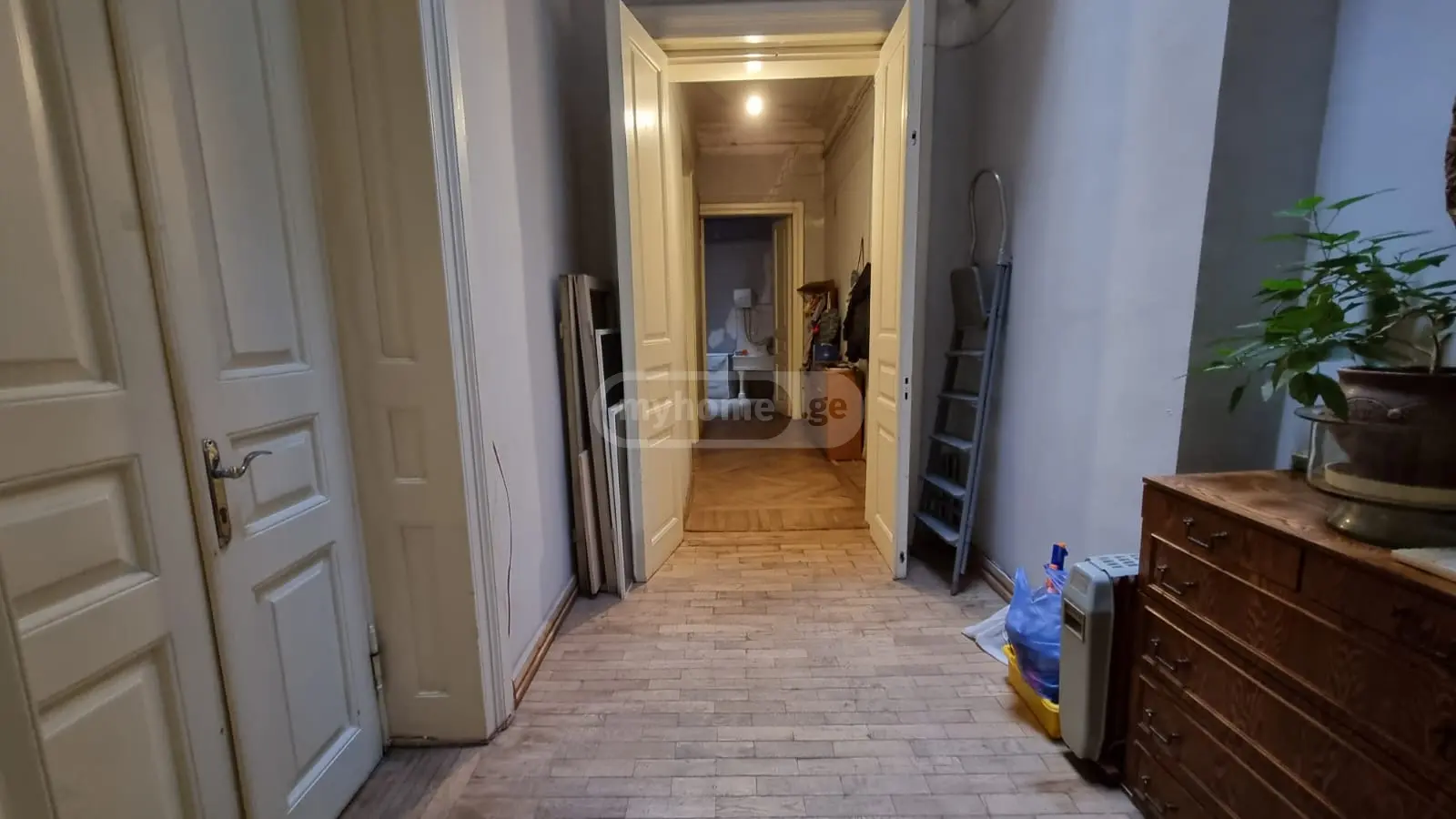  იყიდება 8 ოთახიანი  ბინა მთაწმინდაზე (ძველ თბილისში)  პ. კაკაბაძის ქუჩაზე 