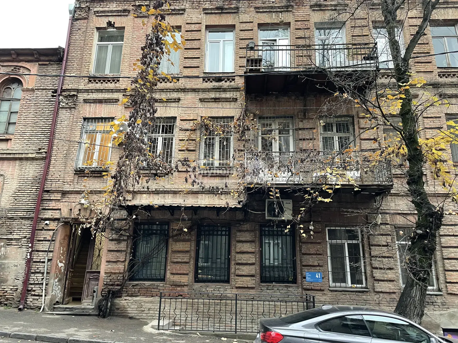  For Sale 4 room  Apartment in Sololaki dist. (Old Tbilisi)