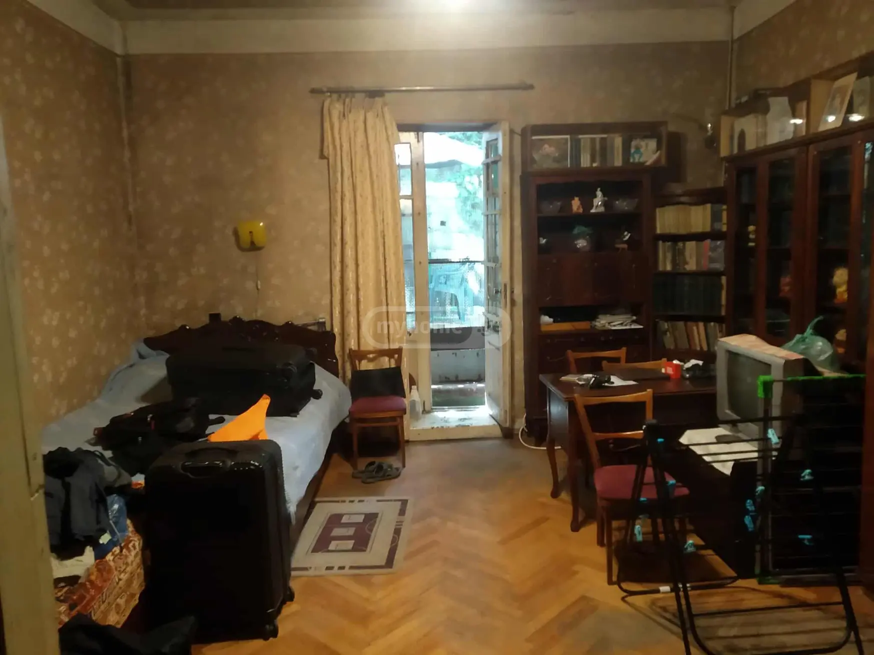  იყიდება 5 ოთახიანი  ბინა მთაწმინდაზე (ძველ თბილისში)  ამაღლების შესახვევში 