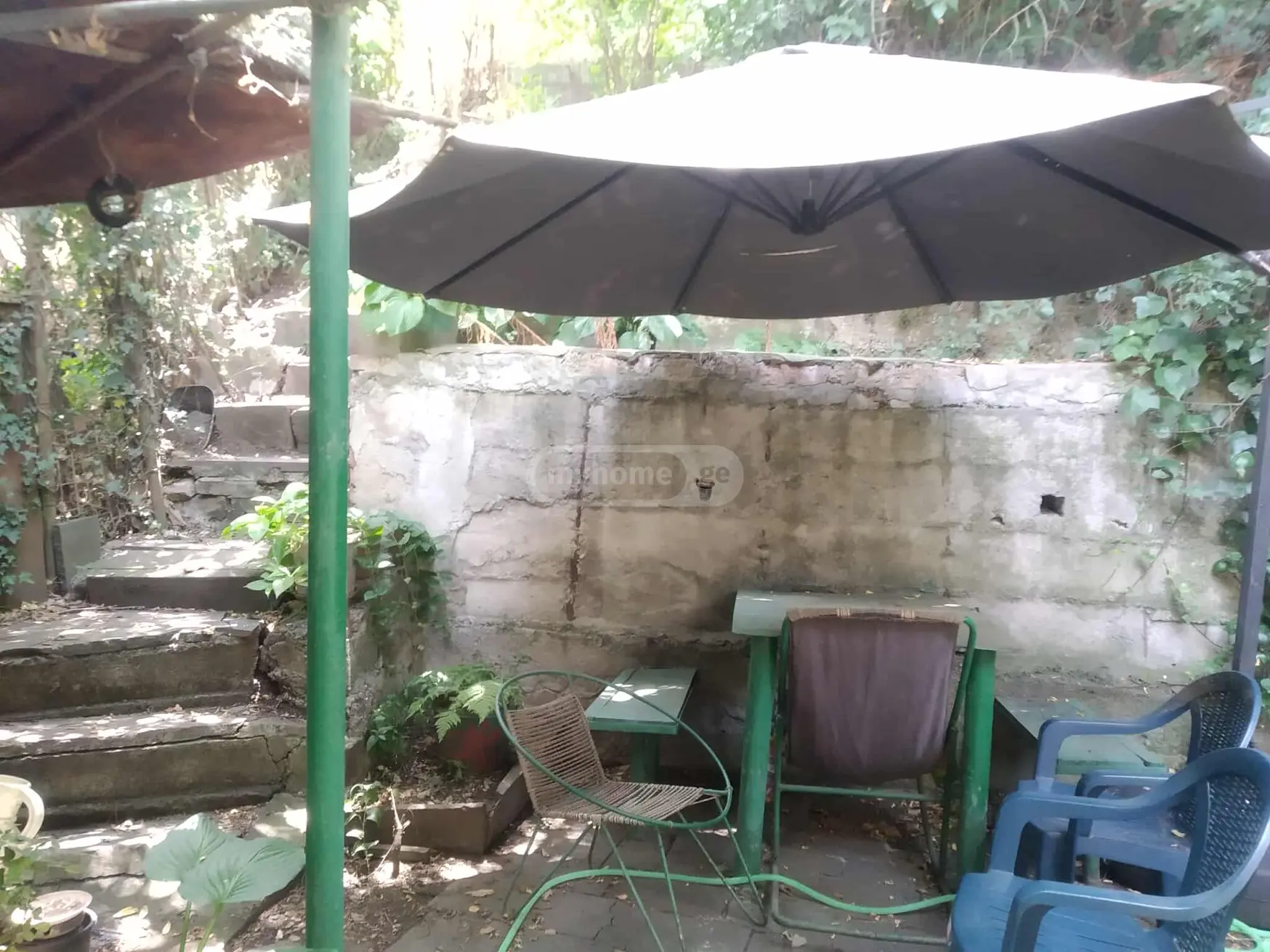  იყიდება 5 ოთახიანი  ბინა მთაწმინდაზე (ძველ თბილისში)  ამაღლების შესახვევში 