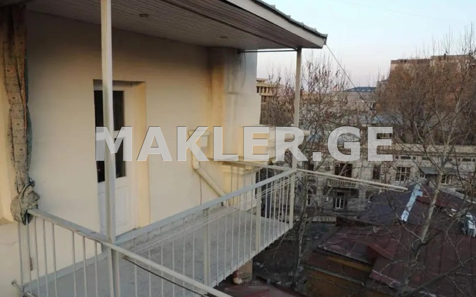  იყიდება 3 ოთახიანი  ბინა მთაწმინდაზე (ძველ თბილისში)  რუსთაველის გამზირზე 