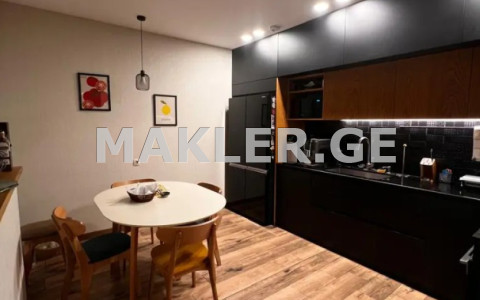  იყიდება 5 ოთახიანი  ბინა ვაკეში  ხომლის ქუჩაზე 