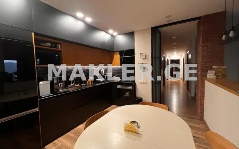  იყიდება 5 ოთახიანი  ბინა ვაკეში  ხომლის ქუჩაზე 