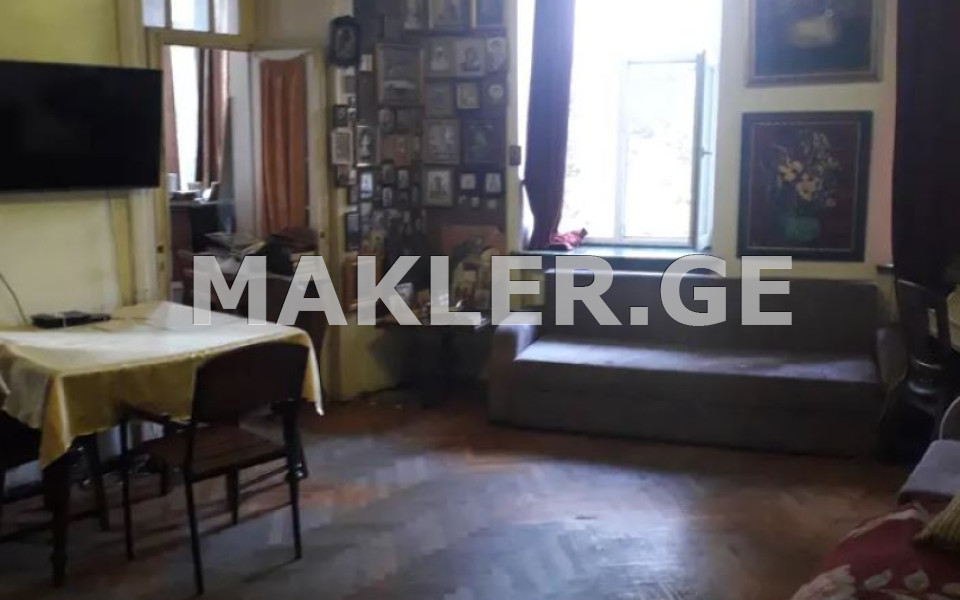  იყიდება 3 ოთახიანი  ბინა ვერაზე  ქიაჩელის ქუჩაზე 