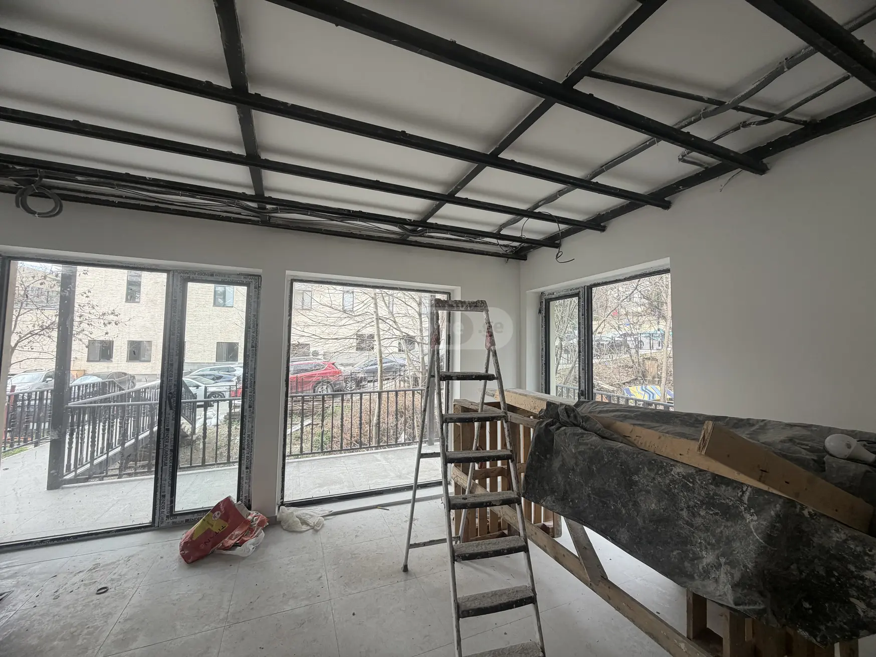  ქირავდება 120 m² ფართობის კომერციული ფართი საბურთალოზე  უნივერსიტეტის ქუჩაზე 