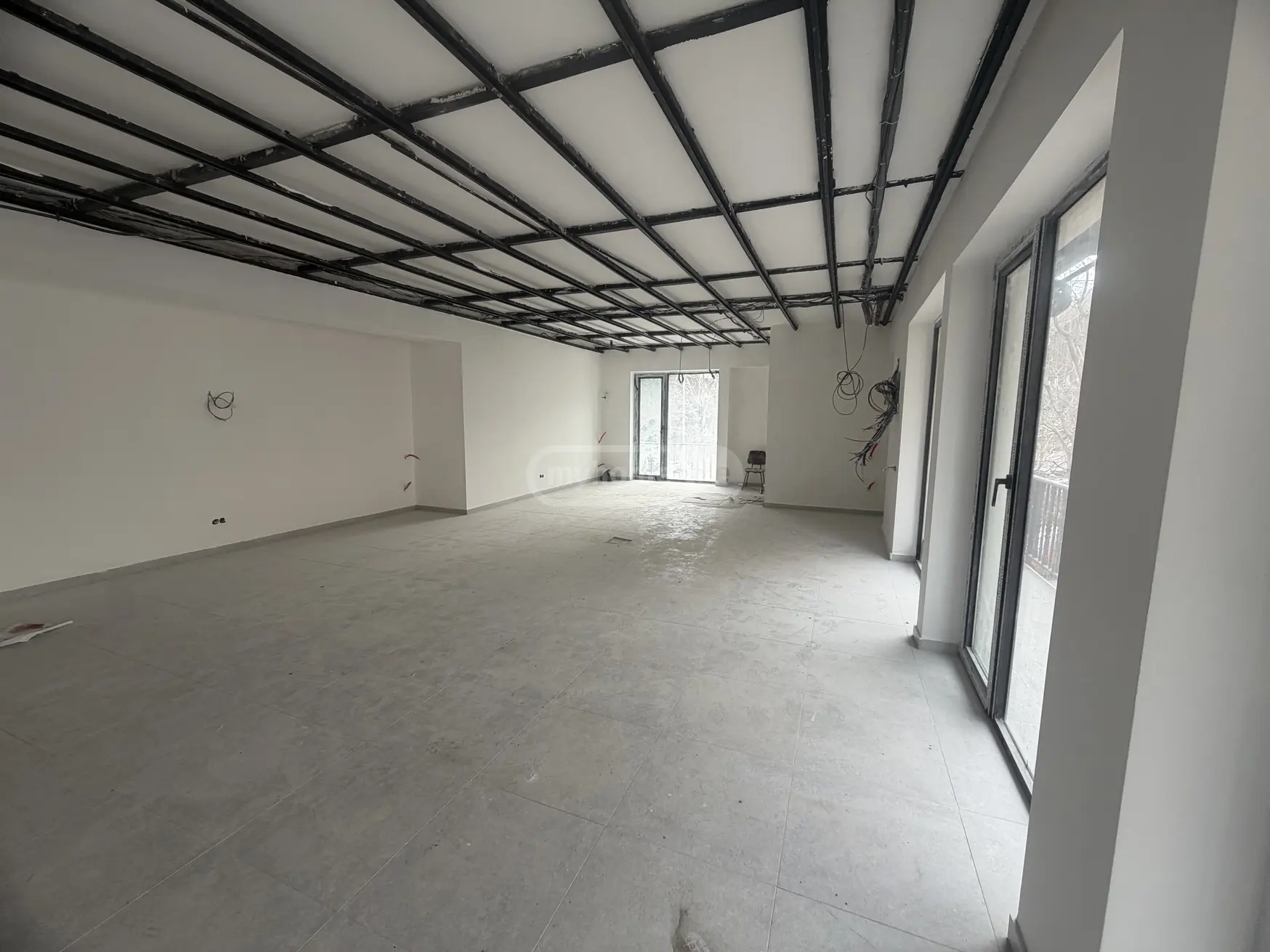  ქირავდება 120 m² ფართობის კომერციული ფართი საბურთალოზე  უნივერსიტეტის ქუჩაზე 
