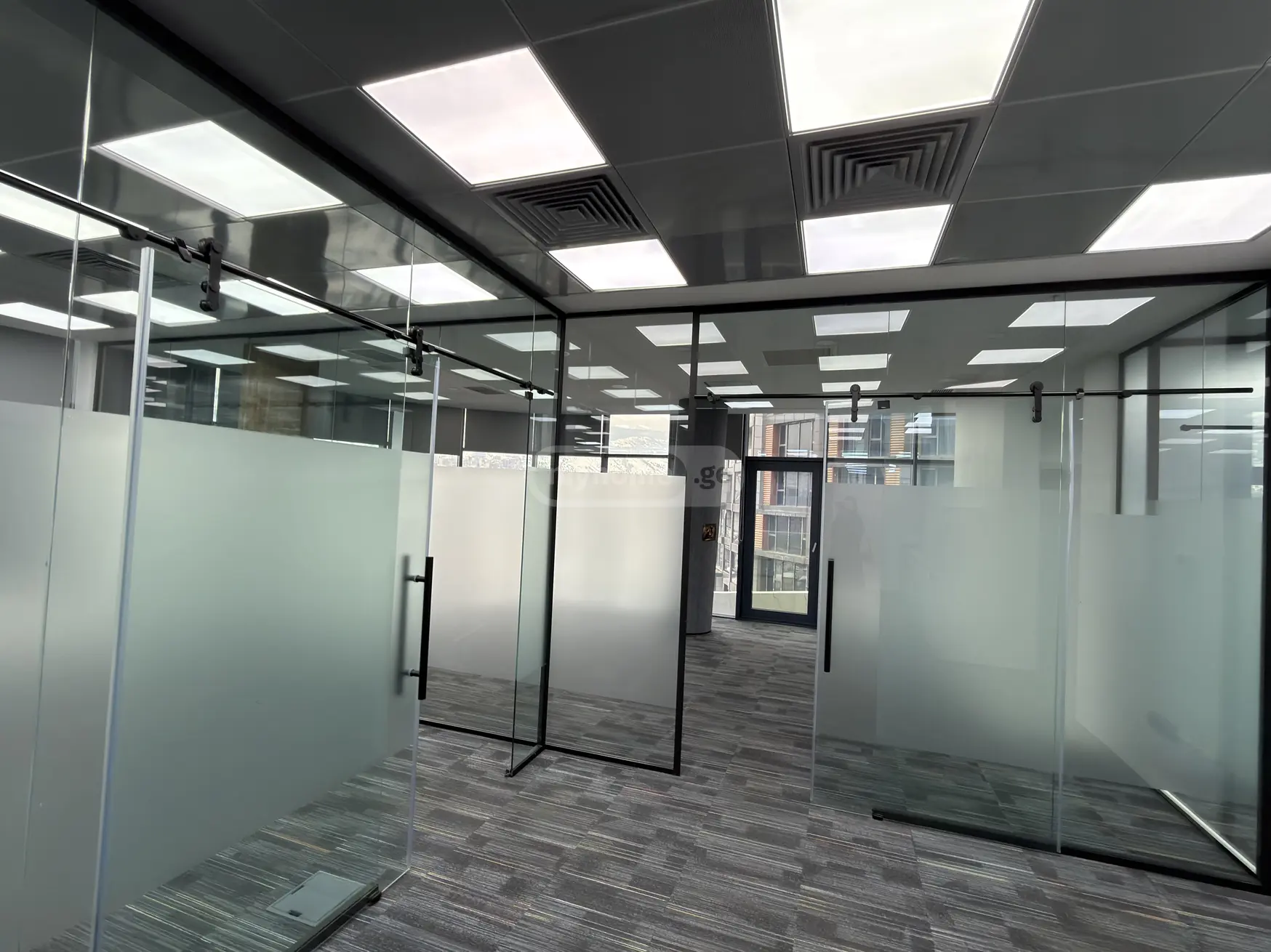  ქირავდება 750 m² ფართობის ოფისი საბურთალოზე  მ. ალექსიძის ქუჩაზე 