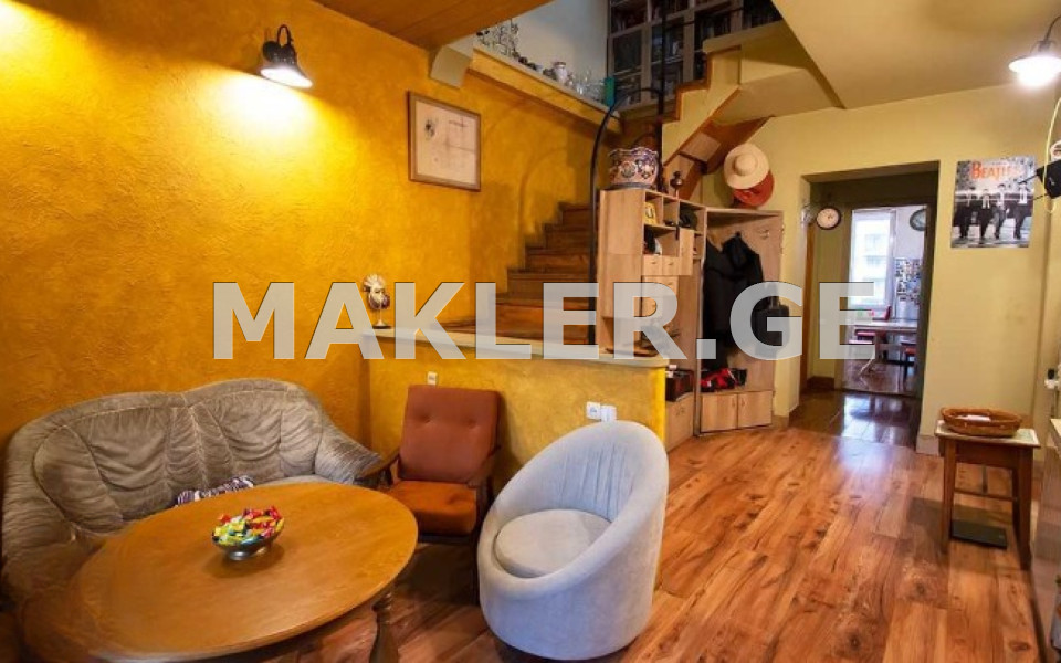  იყიდება 6 ოთახიანი  ბინა ვაკეში  ირ. აბაშიძის ქუჩაზე 