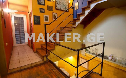  იყიდება 6 ოთახიანი  ბინა ვაკეში  ირ. აბაშიძის ქუჩაზე 