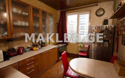  იყიდება 6 ოთახიანი  ბინა ვაკეში  ირ. აბაშიძის ქუჩაზე 